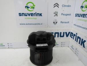 Usados Motor de ventilador de calefactor Peugeot 107 1.0 12V Precio € 32,00 Norma de margen ofrecido por Snuverink Autodemontage
