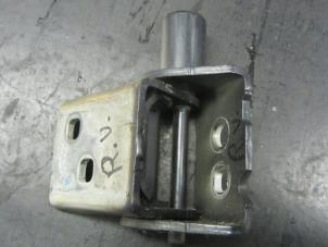 Used Front door hinge, right Renault Clio III (BR/CR) 1.5 dCi 85 Price € 25,00 Margin scheme offered by Snuverink Autodemontage