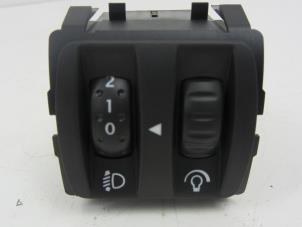 Używane Przelacznik reflektora LHV Renault Twingo II (CN) 1.2 16V Cena € 20,00 Procedura marży oferowane przez Snuverink Autodemontage