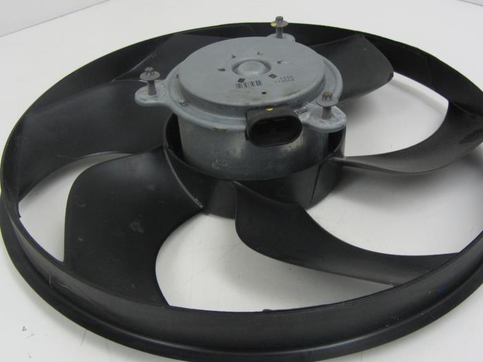 Fan motor from a Renault Clio III (BR/CR) 1.5 dCi 75 FAP 2012