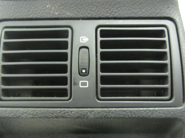 Consola central de un Peugeot 407 SW (6E) 2.0 HDiF 16V 2005