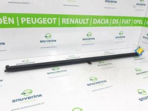 Gebrauchte Hutablage Peugeot 206 CC (2D) 1.6 16V Preis € 30,00 Margenregelung angeboten von Snuverink Autodemontage