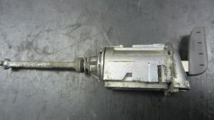 Usados Cilindro de cerradura de puerta izquierda Renault Espace (JK) 2.0 dCi 16V 150 FAP . Precio de solicitud ofrecido por Snuverink Autodemontage