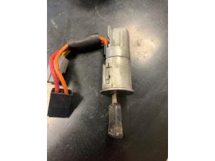 Used Ignition lock + key Renault 19 Phase II/III (B/C53) 1.7i Price € 32,00 Margin scheme offered by Snuverink Autodemontage
