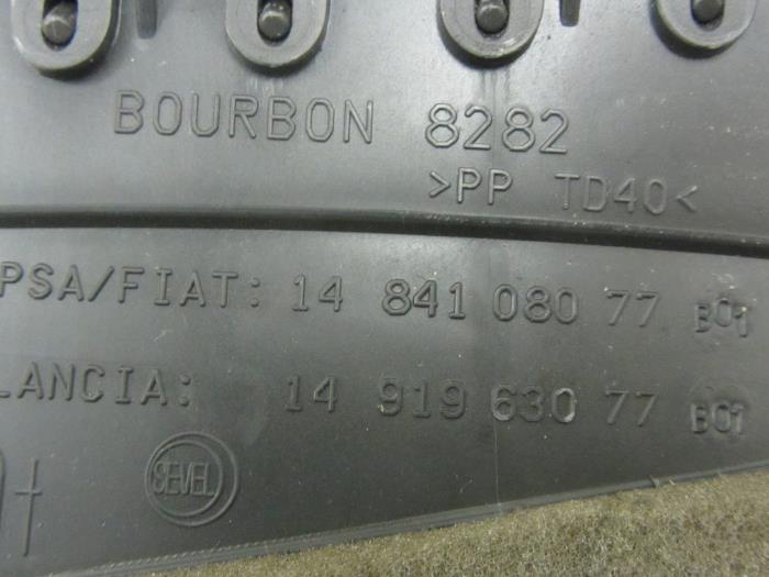 Grille aération tableau de bord d'un Peugeot 807 2.2 HDiF 16V 2003