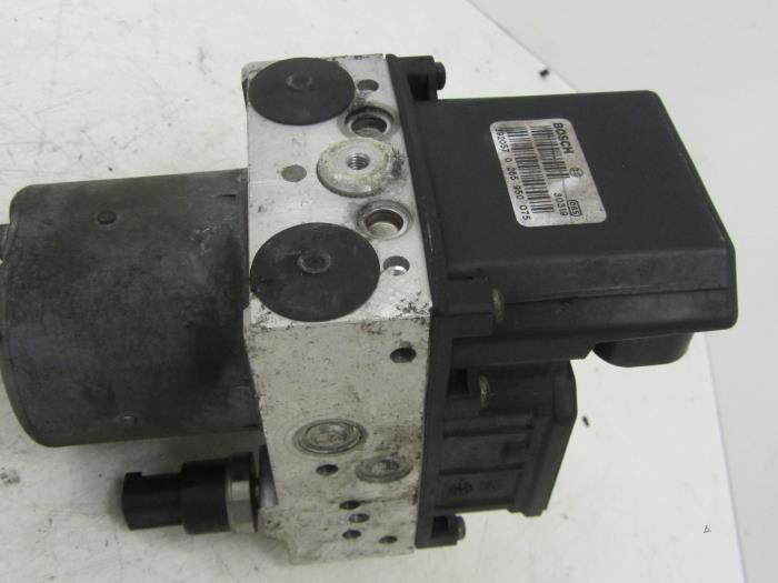 Usagé Pompe ABS Peugeot 807 2.2 HDiF 16V Prix € 82,80 Règlement à la marge proposé par Snuverink Autodemontage