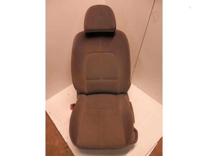 Seat, left from a Peugeot 407 SW (6E) 2.0 HDiF 16V 2005