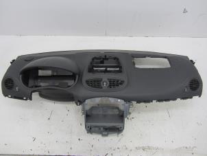 Used Dashboard Renault Clio III (BR/CR) 1.2 16V 75 Price € 90,00 Margin scheme offered by Snuverink Autodemontage