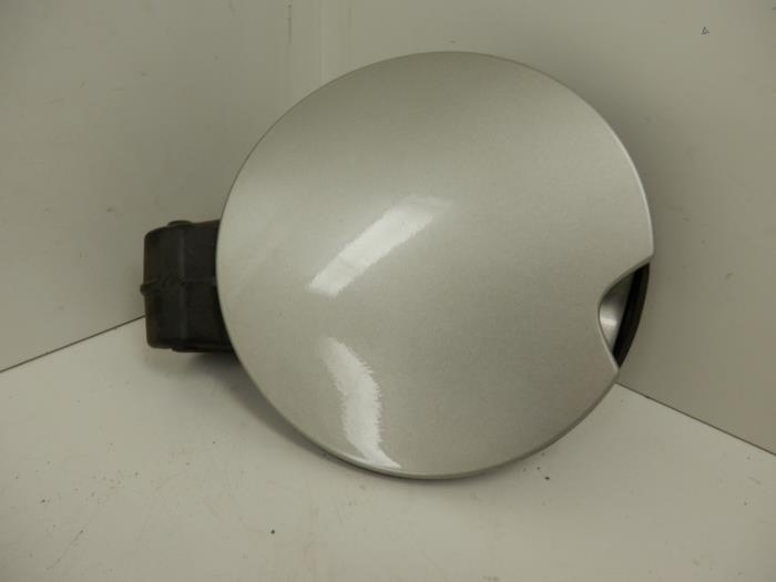 Tank cap cover from a Peugeot 207 SW (WE/WU) 1.4 16V Vti 2008