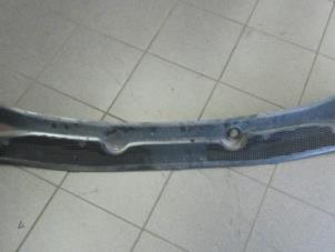 Used Cowl top grille Renault Megane III Coupe (DZ) 1.5 dCi 105 Price on request offered by Snuverink Autodemontage