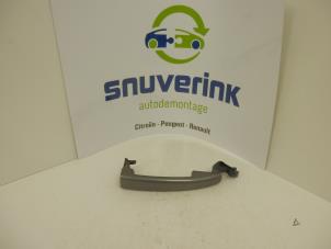 Used Rear door handle 4-door, left Peugeot 407 (6D) 1.6 HDi 16V Price on request offered by Snuverink Autodemontage