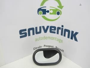 Usagé Poignée portière 2portes gauche Renault Twingo II (CN) 1.2 16V Prix € 25,00 Règlement à la marge proposé par Snuverink Autodemontage