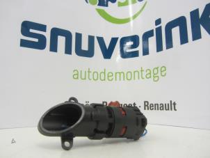 Usados Pieza de aire acondicionado (div) Renault Megane II CC (EM) 2.0 16V Precio € 25,00 Norma de margen ofrecido por Snuverink Autodemontage