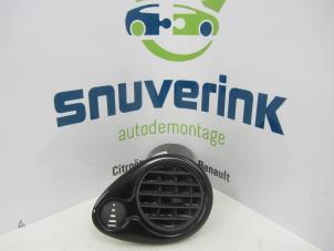 Used Dashboard vent Renault Clio III (BR/CR) 1.5 dCi FAP Price € 30,00 Margin scheme offered by Snuverink Autodemontage