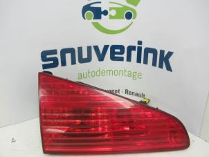 Usagé Feu arrière secondaire gauche Peugeot 607 (9D/U) 2.2 HDi 16V FAP Prix € 25,00 Règlement à la marge proposé par Snuverink Autodemontage