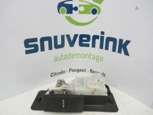Usagé Serrure de coffre Peugeot 607 (9D/U) 2.2 HDi 16V FAP Prix sur demande proposé par Snuverink Autodemontage