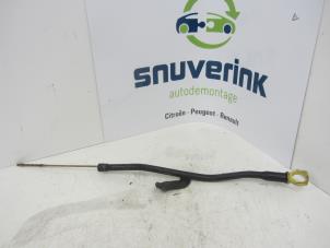 Used Oil dipstick Peugeot 207/207+ (WA/WC/WM) 1.4 HDi Price € 15,00 Margin scheme offered by Snuverink Autodemontage
