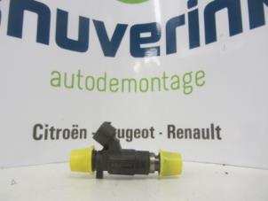 Używane Wtryskiwacz (wtrysk benzyny) Renault Espace Cena na żądanie oferowane przez Snuverink Autodemontage