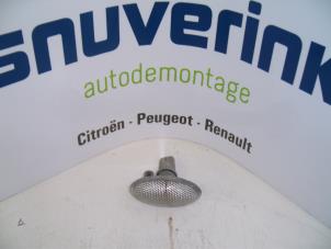 Usagé Feu clignotant droit Peugeot 206 Prix € 15,00 Règlement à la marge proposé par Snuverink Autodemontage