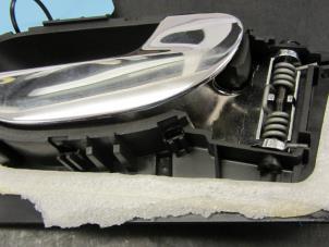 Used Rear door handle 4-door, right Peugeot 307 SW (3H) 2.0 HDi 90 Price on request offered by Snuverink Autodemontage