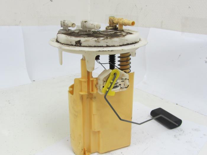 Electric fuel pump from a Peugeot 407 SW (6E) 1.6 HDiF 16V 2006