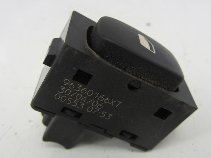 Electric window switch from a Peugeot 407 SW (6E) 1.6 HDiF 16V 2006