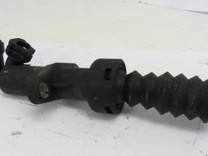 Clutch slave cylinder from a Peugeot 407 SW (6E) 1.6 HDiF 16V 2006