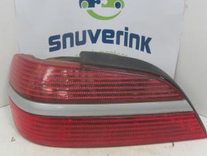 Begagnade Baklykta, vänster Peugeot 406 (8B) 1.8 S,SL,ST,STX 16V Pris € 25,33 Marginaltabell erbjuds av Snuverink Autodemontage