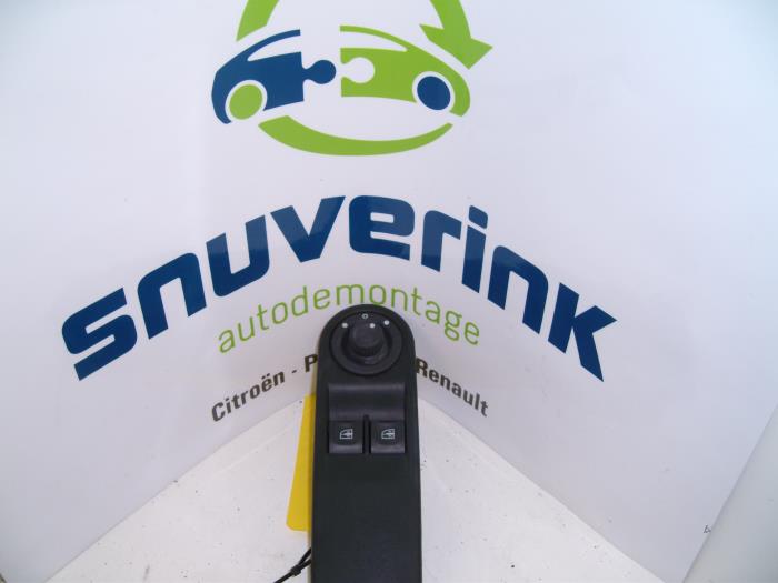 Usados Interruptor combinado de ventanillas Renault Clio IV Estate/Grandtour (7R) 1.5 Energy dCi 90 FAP Precio € 24,19 IVA incluido ofrecido por Snuverink Autodemontage