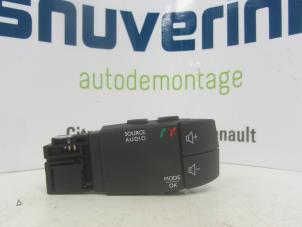 Used Steering wheel mounted radio control Renault Clio IV Estate/Grandtour (7R) 0.9 Energy TCE 12V Price € 15,00 Margin scheme offered by Snuverink Autodemontage