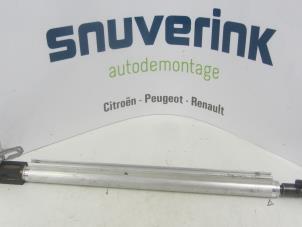Usados Varios Peugeot 307 CC (3B) 2.0 16V Precio € 80,00 Norma de margen ofrecido por Snuverink Autodemontage