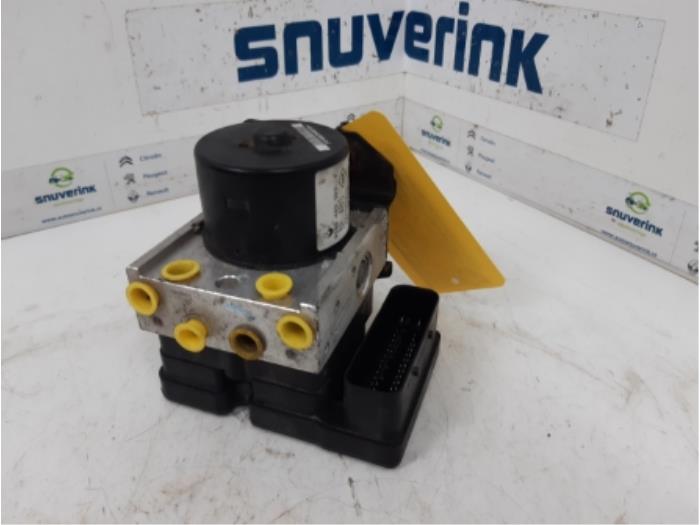 Begagnade ABS-pump Renault Twingo Pris € 80,99 Marginaltabell erbjuds av Snuverink Autodemontage
