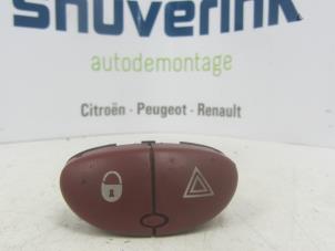 Used Panic lighting switch Peugeot 206 (2A/C/H/J/S) 1.4 XR,XS,XT,Gentry Price on request offered by Snuverink Autodemontage