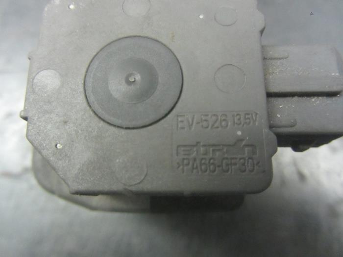 Vacuum relay from a Renault Twingo II (CN) 1.5 dCi 90 FAP 2011