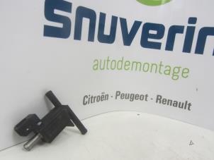 Usagé Relais vide Renault Clio IV (5R) 0.9 Energy TCE 90 12V Prix € 20,00 Règlement à la marge proposé par Snuverink Autodemontage