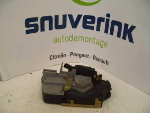 Usagé Serrure portière mécanique 4portes arrière droite Peugeot 206 (2A/C/H/J/S) 1.1 XN,XR Prix sur demande proposé par Snuverink Autodemontage