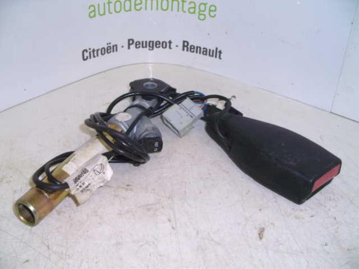 Front seatbelt buckle, left from a Renault Kangoo (KC) 1.9 D 65 2002