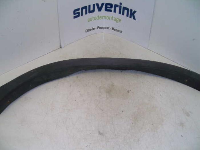 Usados Extensor de guardabarros Renault Master II (JD) 2.5 D T28 Precio € 12,50 IVA incluido ofrecido por Snuverink Autodemontage