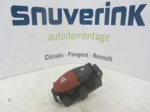 Usagé Commutateur éclairage d'urgence Renault Twingo II (CN) 1.2 Prix € 10,00 Règlement à la marge proposé par Snuverink Autodemontage
