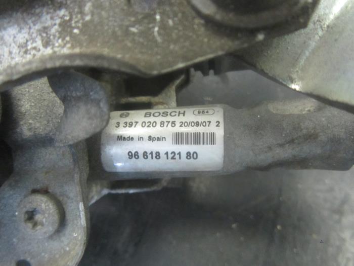 Silnik i mechanizm wycieraczki z Peugeot 407 SW (6E) 2.0 HDiF 16V 2007