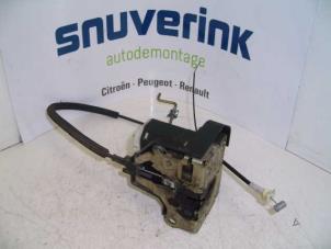 Used Door lock mechanism 2-door, right Renault Clio II (BB/CB) 2.0 16V Sport Price on request offered by Snuverink Autodemontage