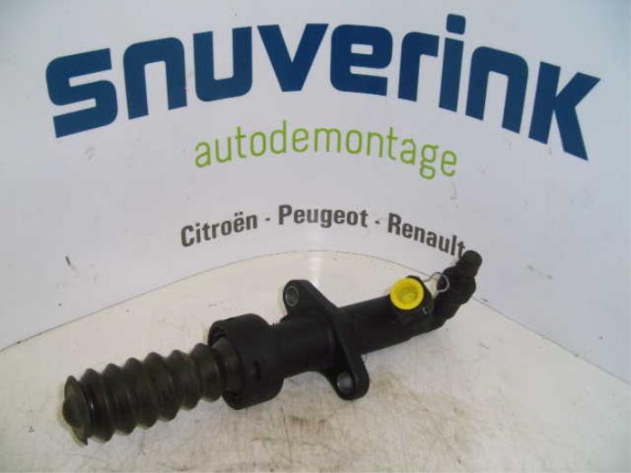 Clutch slave cylinder from a Peugeot 807 2.2 16V 2002