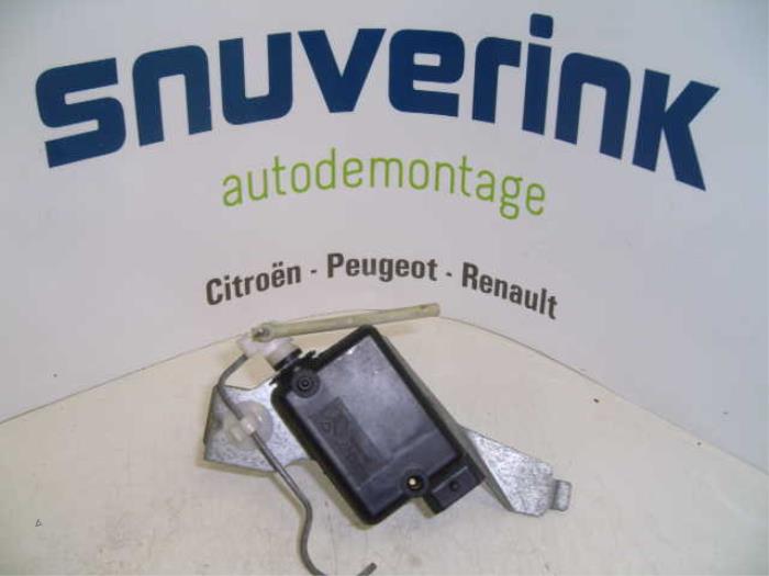 Silnik centralnego zamka z Renault Megane (EA) 1.6i 1998