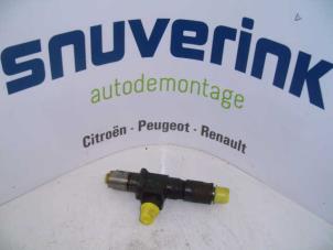Used Injector (diesel) Renault Trafic I (T1/3/4) 2.1 D T1000 Price on request offered by Snuverink Autodemontage