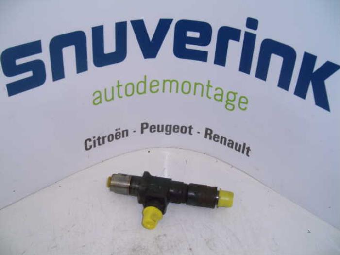Injector (diesel) from a Renault Trafic I (T1/3/4) 2.1 D T1000 1990