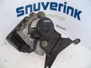 Usados Bomba ABS Renault Master III (FD/HD) 2.2 dCi 16V Precio € 84,70 IVA incluido ofrecido por Snuverink Autodemontage