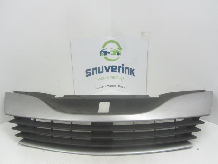 Używane Grill Renault Laguna II Grandtour (KG) 1.8 16V Cena € 10,33 Procedura marży oferowane przez Snuverink Autodemontage