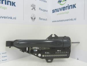Usagé Poignée de porte arrière gauche Renault Captur (2R) 0.9 Energy TCE 12V Prix € 25,00 Règlement à la marge proposé par Snuverink Autodemontage