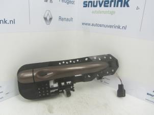 Używane Uchwyt drzwi prawych tylnych wersja 4-drzwiowa Renault Scénic III (JZ) 1.5 dCi 110 Cena € 25,00 Procedura marży oferowane przez Snuverink Autodemontage