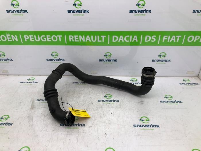 Air intake hose from a Renault Master III (FD/HD) 2.5 dCi 16V 100 2010